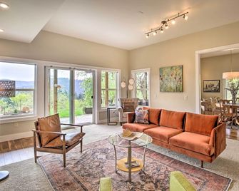 Lovely Canyon View Apartment w/ Patio & Yard - Silverton - Living room