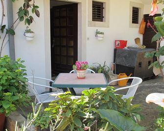 Lovely Apartment With See View - Apartman Dimic 1 - Supetar - Uteplats