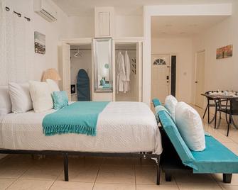 Villa Serenity- Water View Suite - Sleeps 3 -Pool - Providenciales - Habitación