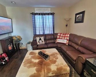 Stunning Views! Rustic cabin facing the base of Grand Canyon West - Meadview - Olohuone