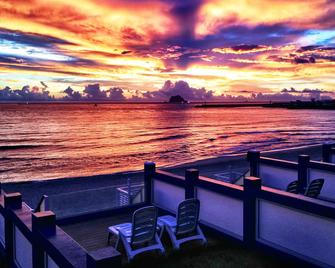 White House Hot Spring Beach Resort - וואנלי - מרפסת