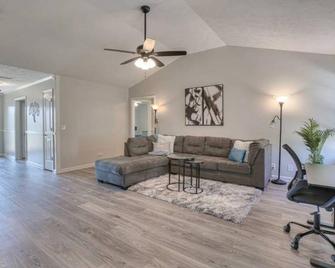 St Andrews- Location! Beautiful Newer home - Murfreesboro - Living room
