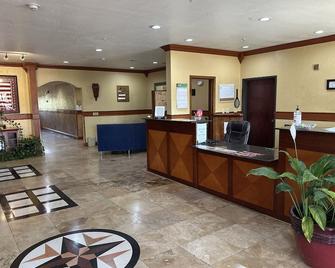 Hiway Inn Express - Hugo - Front desk