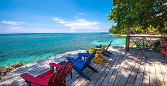 Las Rocas Resort And Dive Center - Coxen Hole - Patio