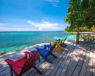 Las Rocas Resort And Dive Center - Coxen Hole - Patio