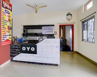 Hotel O Pushkar And Restaurant - Amarkantak - Front desk