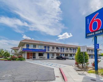 Motel 6-Bakersfield, Ca - Airport - Bakersfield - Building