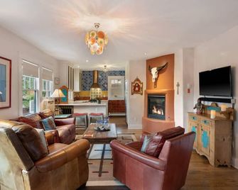 Laughing Llama - Luxury Home Two Blocks From The Plaza - Santa Fe - Living room