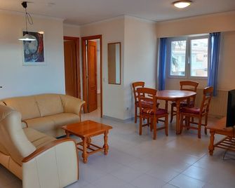 Cozy apartment with fantastic sea views directly on the dune beach - Piles - Sala de estar