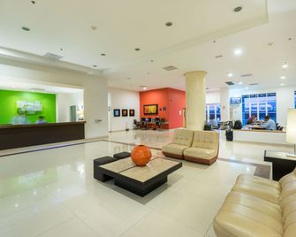 هوليداي إن إكسبرس مانازانيويو ا اي ايتش جي - مانزانيلو - ردهة