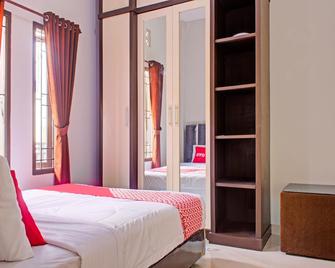 OYO 3394 Apm Residence Syariah - Sukabumi - Schlafzimmer