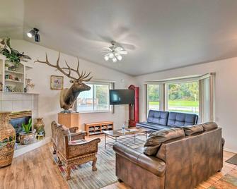 Quaint Ranch Home with Yard in Midtown Anchorage! - Anchorage - Sala de estar