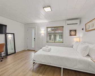 Chic City Retreat 93J For 2 - Columbus - Bedroom