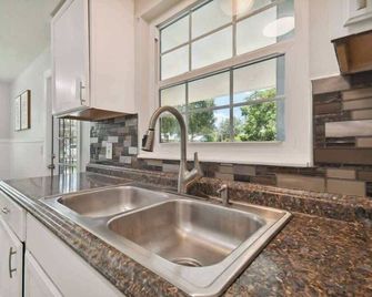 Dade City 3br House | Fire Pit, Sleeps 6 - Dade City - Kitchen