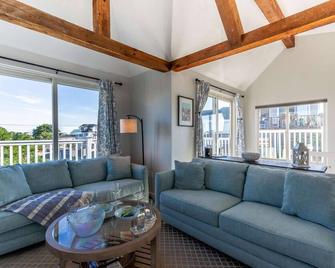 Sea Love Beach House - Newburyport - Living room