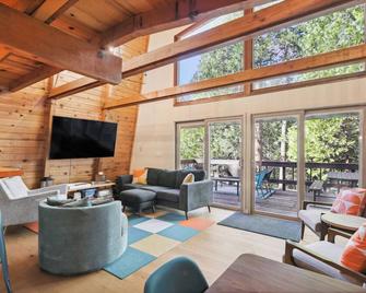 Charming Pinecrest Cabin with Private Deck - Strawberry (Tuolumne County) - Living room