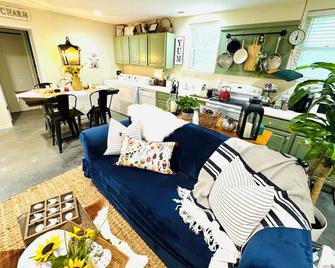 Green Cottage Farm Stay - Gardner - Living room