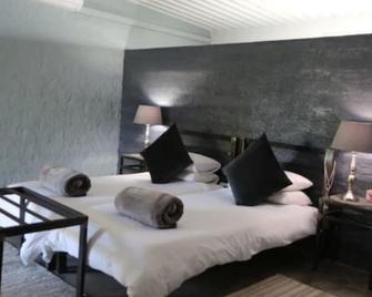 Eldorado Guest House & Camping - Ombika - Bedroom