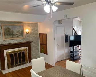 3 Bedrooms House With Wood Fireplace - Brooklyn - Dining room