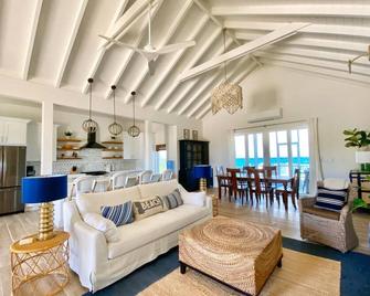 AZURE: Banks Rd Luxury Beachfront Home with heated pool & backup generator. - North Palmetto Point - Sala de estar