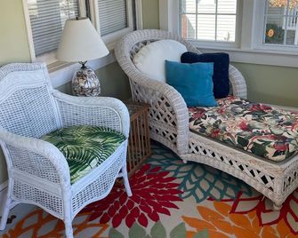 Cottage On Famous Chincoteague Island-Famous Wild Ponies - Chincoteague - Living room