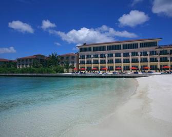 Hulhule Island Hotel - Malé - Piscina