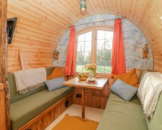 The Wagon At Burrow Hill, Pet Friendly In Ottery St Mary - Ottery St. Mary - Living room