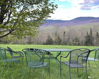 Spacious, pet-free mountain home w/fireplace and fire pit good for large groups. - Waterbury - Innenhof