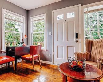 Ut Moody Twin Treehouse Stay - Austin - Sala de estar