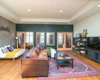 Broadway Penthouse Above Live Music & Bars - Nashville - Living room