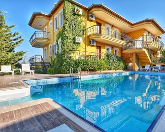 Uzun Apart Otel - Ayvalik - Pool