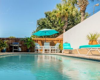 Stunning Beach Home with Heated Pool, 200+ 5 star Reviews, Easy Beach Access! - Cocoa Beach - Pool