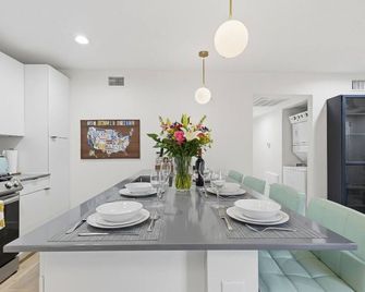 New Tiffany Blue Home on UT Campus, Moody Centre with Dedicated Parking - Austin - Essbereich