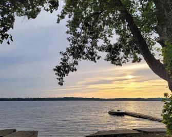 Bluebird Cottage - Lakefront - Casino - Orillia - Outdoors view