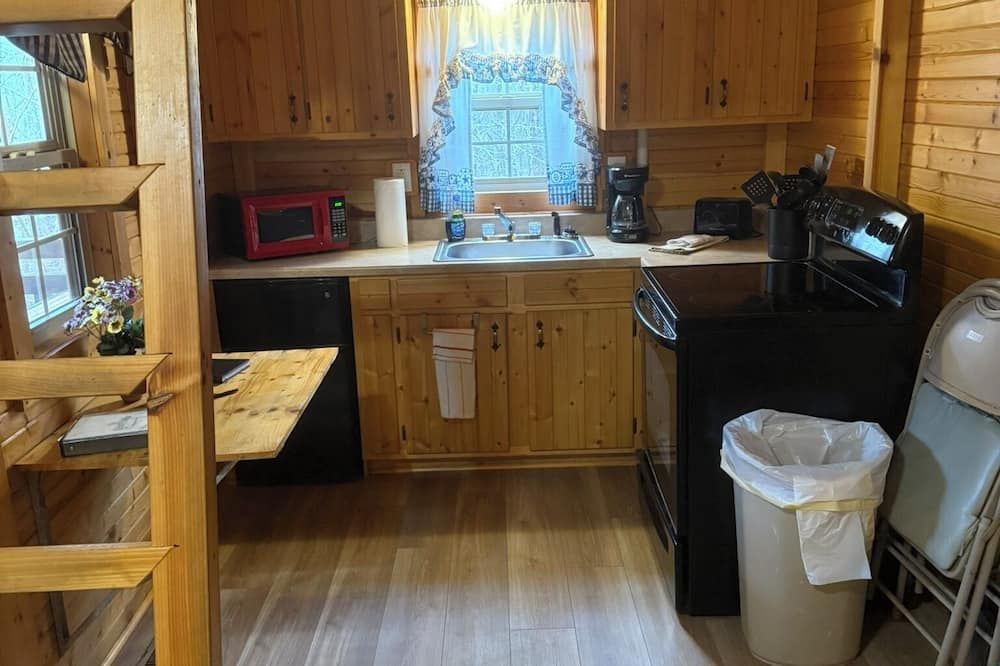 Cozy Cabin Retreat w/ Hot Tub & Disc Golf — Minutes from Mammoth Cave - Mammoth Cave - Kitchen