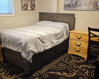 Charming 1 bedroom rental in a family home in fabulous Red Deer-WiFi, AC & 65'TV - Red Deer - Bedroom