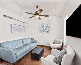 2 houses/5+bedrooms! Party Barn with games! Stocked Pond! On 5 acers-Sleeps 17 - Columbus - Salon