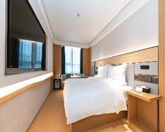 Ji Hotel Shanghai People's Square Fujian Middle Ro - Шанхай - Спальня