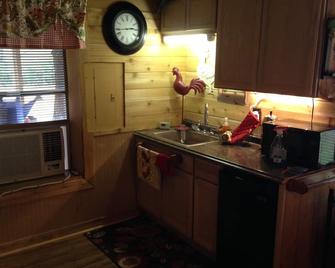 Family/Pet Friendly Country Cabin Firepit Minutes To Dfw & Texas Motor Speedway - Roanoke - Kitchen