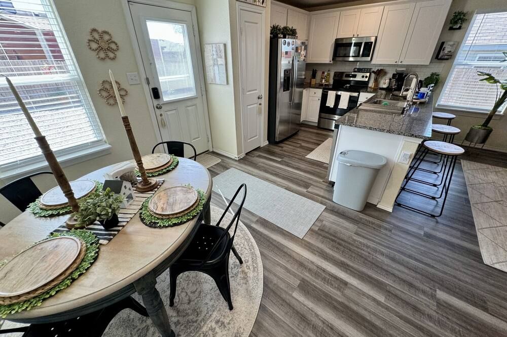Superb Home 7 minutes from Lackland Air Force Base - San Antonio - Spisestue