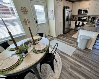 Superb Home 7 minutes from Lackland Air Force Base - San Antonio - Spisestue