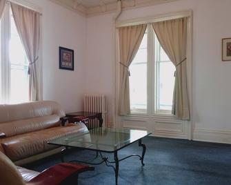 Mini Mansion Hotel near public transportation is the yellow and green house on the corner of 8th st and Madison avenue - Plainfield - Living room