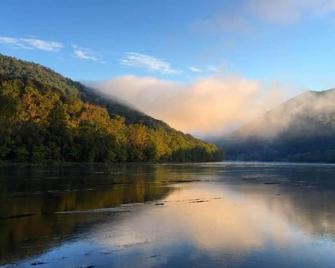 Cozy, riverfront house - 15 minutes from Virginia Tech - Blacksburg - Outdoors view