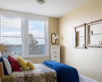 Beautiful loft in heart of town, deck area with stunning views! - Eastport - Bedroom