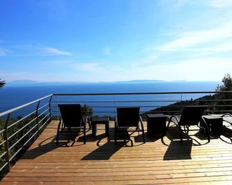 Dio Guesthouses - Leonidi - Balkon