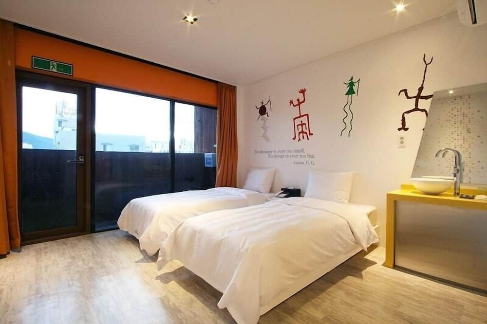 هوتل آت نون