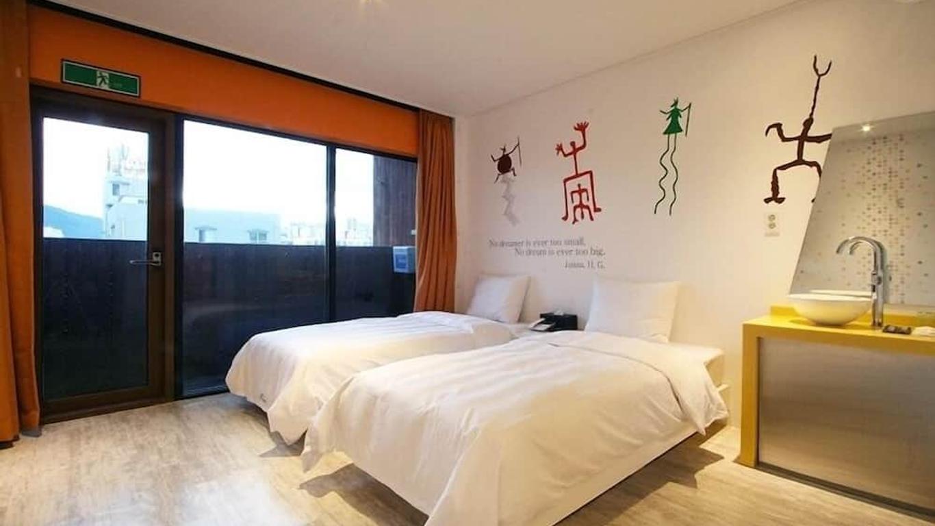 هوتل آت نون