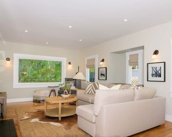 1 BR Large and sunny Garden Cottage in Downtown Mill Valley - Mill Valley - Living room