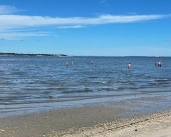 Hamptons Beach House, 5-minute walk to Bay Beach - Flanders - Beach