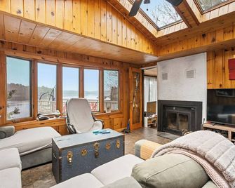 Kanata House - Charming Lakeside Cottage - Minden - Living room